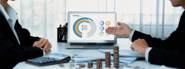 İş zekası analisti dizüstü bilgisayardaki BI yazılımını kullanarak finansal veri göstergesini ve büyüme destesini analiz ederek iş teknolojisini sembolize ediyor. Panorama 'da yatırım kararı. Kurnaz.