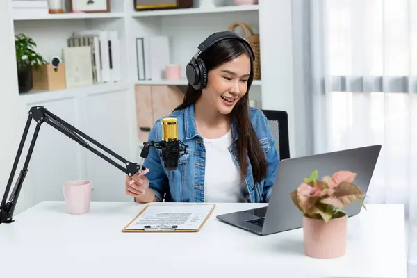 Host Channel Asian Influencer Talking Broadcast Streaming Online Wearing Headset — Stock Photo, Image