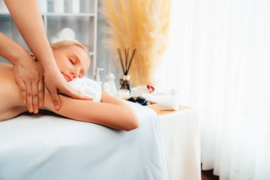 Kafkasyalı kadın müşteri stres önleyici spa masajının keyfini çıkarıyor ve lüks otel ya da oteldeki gündüz açık ortam güzellik salonunda güzellik teniyle eğleniyor. Sessiz.