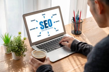Model e-ticaret için SEO arama motoru optimizasyonu ve bilgisayar ekranında gösterilen çevrimiçi perakende işi