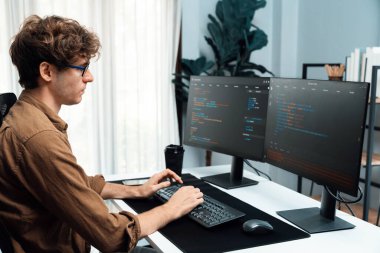 Bilgisayar ekranında çevrimiçi yazılım geliştirme kodlaması oluşturma konusunda stresli bir şekilde çalışan IT geliştiricisi, modern ofisteki web sitesi projesinde en son sürüm uygulaması için düşünme programı. Toplayıcı.