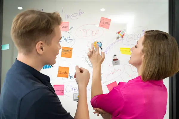 Creatief Kaukasisch Business Team Brainstormen Marketing Strategie Met Behulp Van — Stockfoto