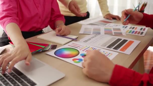 设计团队的慢动作手部特写头脑风暴 选择颜色进行平面设计工作或客户咨询 并在设计代理办公室进行色彩咨询 — 图库视频影像