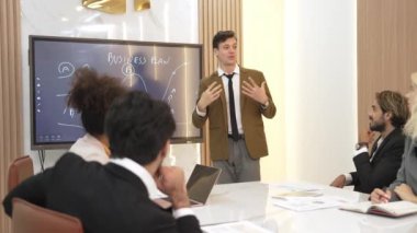 Proje geliştirme planına katılan iş adamlarıyla süslü toplantı odasında sunum. CEO ile yapılan konferans, yeni projesiyle yatırımcı ve meslektaşlarına yönelik planı sundu