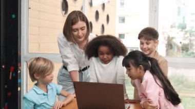 Kafkas öğretmeni ve çeşitli arkadaşlarla çevriliyken şirin Afrikalı kız programlama sistemi. Profesyonel eğitmen, öğrenci dinlerken kodlama mühendisliği öğretiyor. Etkinlik.