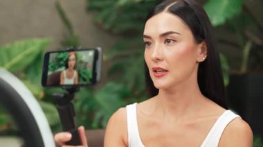 Yeşil bitki üzerine doğal güzellik ve kozmetik dersi yapan iki güzel içerik yaratıcısı bahçe videosunu terk ediyor. Güzellik blogcusu sosyal medyum izleyicilere güzellik hizmetinin nasıl uygulanacağını gösteriyor. Blithe