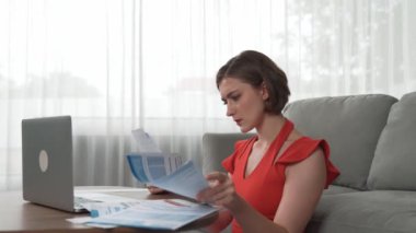 Stresli genç bayanın kredi kartı borçlarıyla ilgili mali sorunları var. Kötü kişisel para ve mortgage ödeme yönetimi krizinden korunmak için. Kadınlar aşırı harcama yüzünden finansal iflastan endişe ediyorlar.