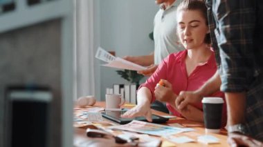 İşadamı logosu grafiği çizerken proje yöneticisinin birlikte çalışıp renk paletlerine bakarak beyin fırtınası yapma fikrini kapatın. Rengi birlikte seçen profesyonel bir iş adamı. Sempozyum.