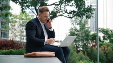 Kafkas işadamı telefonda konuşurken Eko Park 'ta oturuyor ve dizüstü bilgisayarla çalışıyor. Profesyonel yönetici, yatırımcıyı ararken pazarlama fikrini bilgisayardan açıklıyor. Urbane