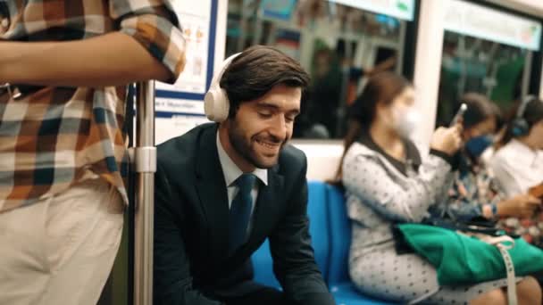 Usmívající Pohledný Investor Poslouchající Uvolňující Hudbu Když Sedí Vlaku Profesionální — Stock video