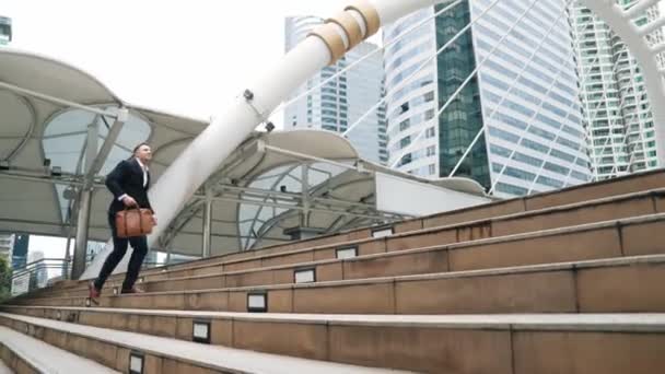 전망으로 둘러싸인 계단을 똑똑한 코카서스 사업가 건물과 도시에서 도전적인 직업이나 — 비디오