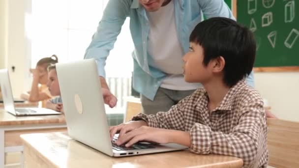 아시아 엔지니어링 프롬프트 소프트웨어를 Ai를 똑똑한 행복한 매력적인 아이들이 프로그래밍 — 비디오
