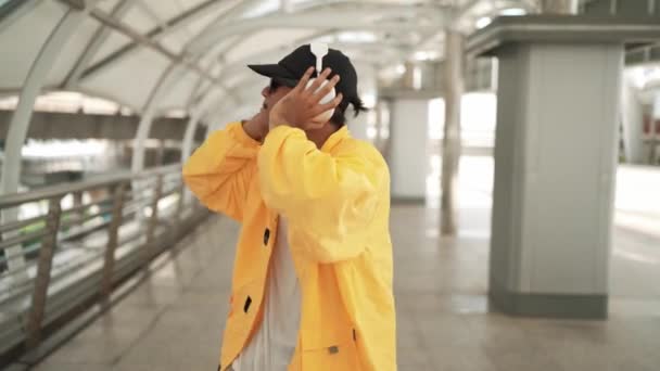 Nærbilde Asiatisk Hipster Som Beveger Seg Til Hiphop Musikk Bølgende – stockvideo