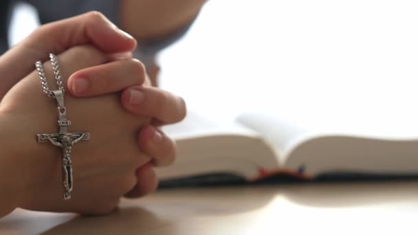 Känsla Hängivenhet Och Andlig Uppfyllelse Med Kristna Katolska Efterföljare Fördjupa — Stockvideo