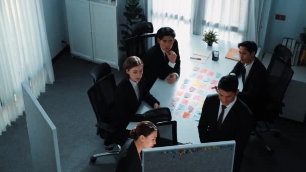 Visão Superior Equipe Negócios Qualificada Explicar Plano Enquanto Gerentes Projeto — Vídeo de Stock
