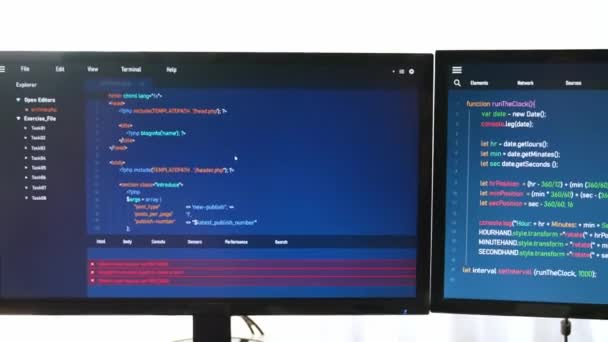 コンピュータプログラミングのためのバックエンドソフトウェア開発エンジニアは コンピューティングコードをデバッグし オフィスのモニターに表示される複雑なアルゴリズムを解決します バージョニング — ストック動画