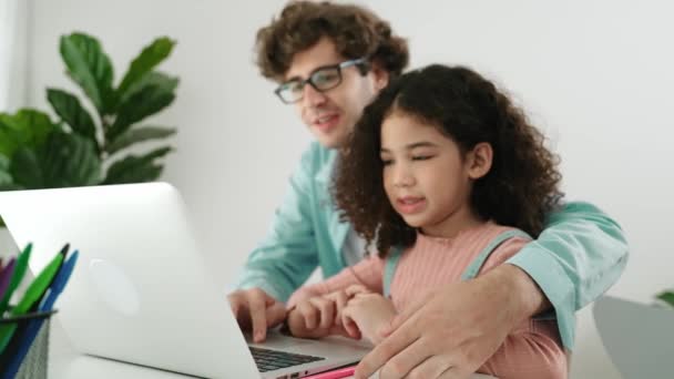白种人父亲教迷人的女儿如何编写工程技术提示 而美国的女学生则专注于看笔记本电脑屏幕和学习编程系统 教育学和教育学产生 教育学 — 图库视频影像