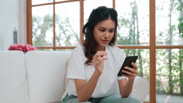 Молодая Женщина Использующая Смартфон Онлайн Покупок Электронной Коммерции Через Онлайн — стоковое видео