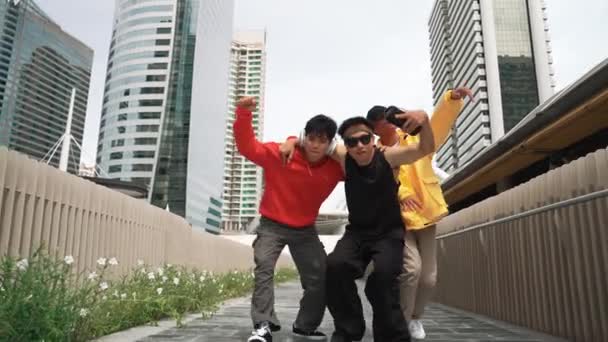 Geübter Multikultureller Breakdancer Beim Gemeinsamen Gehen Auf Der Stadtstraße Gruppe — Stockvideo