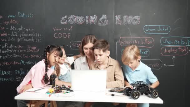 Okos Tanár Változatos Diák Néz Laptop Asztalon Autó Modell Elhelyezve — Stock videók