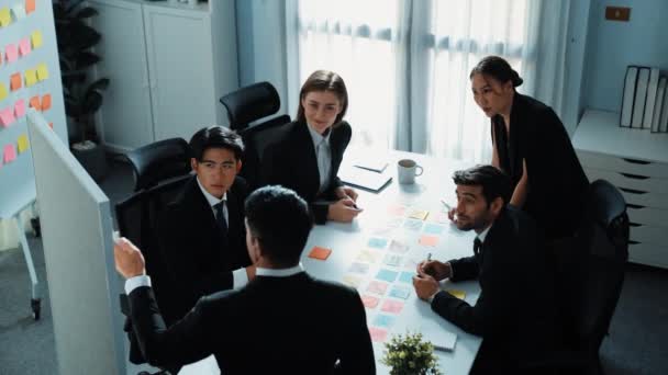 聪明的商人一边在白板上贴贴纸 一边在会议室推销团队头脑风暴般的创意 领导向各类投资者解释创业项目 执行局 — 图库视频影像