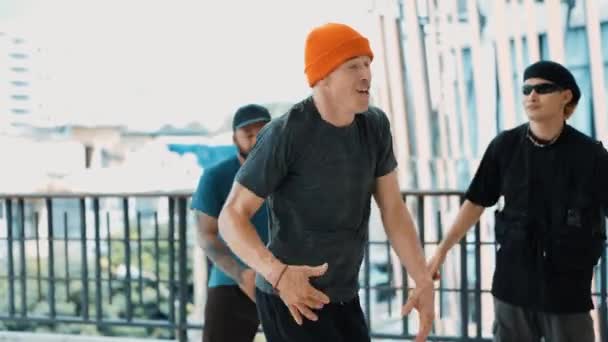 Hipster Doet Breakdance Terwijl Hij Samen Danst Gang Het Moderne — Stockvideo