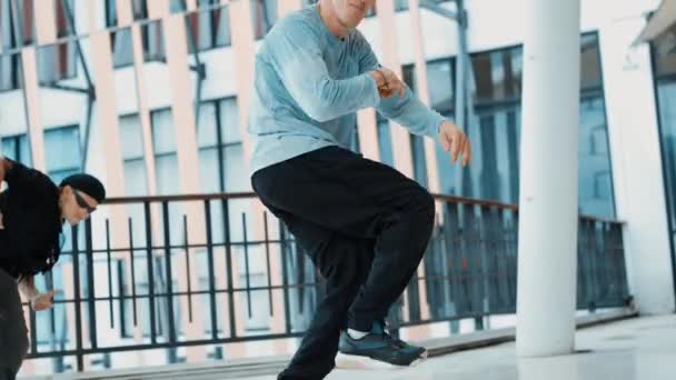 Επαγγελματίας Καυκάσιος Χορευτής Κάνει Μπρέικ Ντανς Στο Εμπορικό Κέντρο Δύο — Αρχείο Βίντεο
