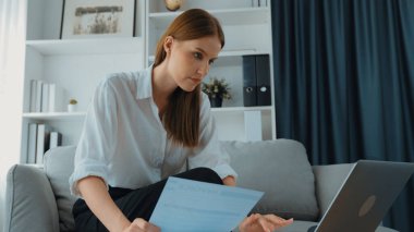 Stresli genç bayanın kredi kartı borçlarıyla ilgili mali sorunları var. Kötü kişisel para ve mortgage ödeme yönetimi krizinden korunmak için. Kadınlar aşırı harcama yüzünden finansal iflastan endişe ediyorlar.
