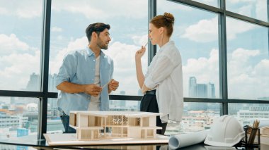 Stres mimarı mühendis takımı ev modeli inşaatı hakkında konuşuyor. Başarılı iç tasarım beyin fırtınası, paylaşım, mimari tasarım. Yaratıcı tasarım. İzleme