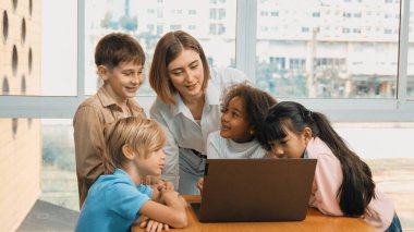 Kafkas öğretmeni ve çeşitli arkadaşlarla çevriliyken şirin Afrikalı kız programlama sistemi. Profesyonel eğitmen, öğrenci dinlerken kodlama mühendisliği öğretiyor. Etkinlik.