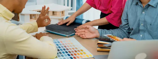 Qualifiziertes Innenarchitekturteam Wählt Sorgfältig Vorhangmaterialien Aus Während Mitarbeiter Die Farbe — Stockfoto