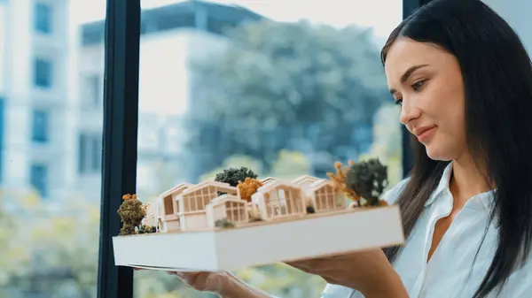 Nahaufnahme Von Qualifizierten Jungen Schönen Kaukasischen Architekten Lift Haus Modell — Stockfoto