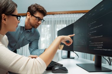 Takım becerisi geliştiricileri programı en yeni kodlama yaratıcı web sitesi planlama yazılım projesini iki bilgisayar ekranında düşünerek, ofiste tam yığın veri analizi ile karşılaştırıldığında. Varsayım.