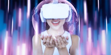 Kadın duruşu ve beyaz VR kulaklık ve beyaz kolsuz bağlantı metaevreni, gelecek teknolojisi soyut ışıkla çevrili. Toplum. Küresel resmin 3 boyutlu hologramını tutuyor ve görüyor. Halüsinasyon.