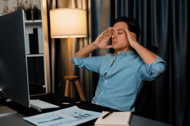 Dinamik veritabanı pazarlama analizi ile PC ekranındaki iş paragrafını araştıran stresli finansal analistin gece vakti modern ev ofisinde aylık rapor hazırlamasını düşünüyorum. Bireysel.