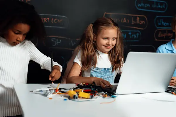 Έξυπνο Κορίτσι Λευκή Σαλιάρα Που Μαθαίνει Πώς Κωδικοποιεί Την Τεχνολογία — Φωτογραφία Αρχείου
