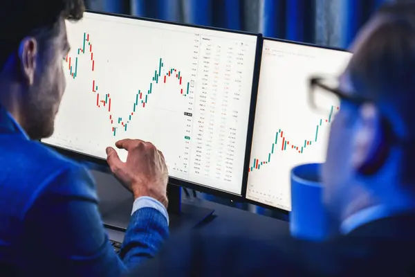 Zwei Börsenhändler Die Digitale Währungen Oder Online Märkte Analysieren Und — Stockfoto