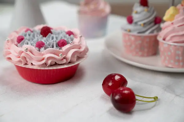 Peça Apresentação Cupcake Bolo Branco Com Pote Chá Definido Conceito — Fotografia de Stock
