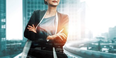 Modern şehir arka planında iş dünyasının çift pozlama görüntüsü. Gelecekteki iş ve iletişim teknolojisi kavramı. Gerçeküstü fütüristik şehir manzarası ve soyut çoklu pozlama arayüzü. uds