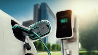 Yeşil Şehir Parkı 'ndaki ekolojik temiz enerji şarj istasyonundan gelen fütürist akıllı EV şarj aletinin şarj ettiği elektrikli araba. Alternatif enerji kullanan gelecekçi elektrikli araba. İnceleyin