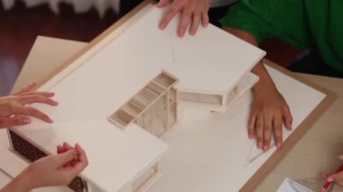 Mimari ekipman incelemesi kullanarak yavaş çekim ev tasarımcısı ve müşteri veya müşteriyle birlikte mimari ev modeli tasarım örneklerini ölçer. Değiştirilmiş