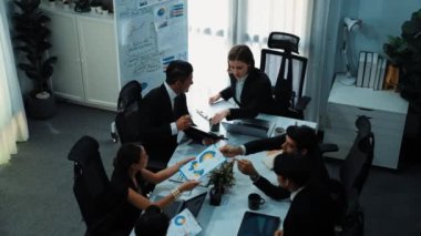 İş toplantısında kadın liderin mali istatistiklere bakması. Profesyonel pazarlama ekibi borsa yatırım grafiği ve planlama stratejisini inceliyor ve analiz ediyor. Takım çalışması. Müdürlük.