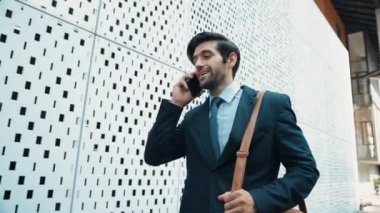 İş adamı telefonla ve neşeyle dans ederek müdürle konuşuyor. Yatırımcı iyi haberler alır, terfi alır, telefondan başarılı bir iş bulur ve aşırı sevinç hisseder. Sevinçli..