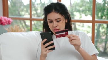 Kadın alışverişi ya da internet pazarında online ödeme modern yaşam tarzı için satılık eşyalar arıyor ve canlı siber güvenlik yazılımı tarafından korunan cüzdandan çevrimiçi ödeme için kredi kartı kullanıyor