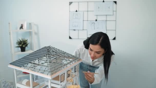 Närbild Ung Vacker Smart Ingenjör Fokus Att Mäta Hus Modell — Stockvideo