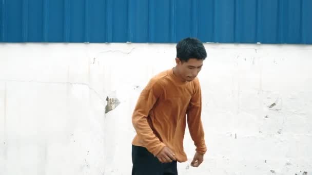 Hombre Hispano Estira Los Brazos Realiza Break Dance Frente Pared — Vídeo de stock