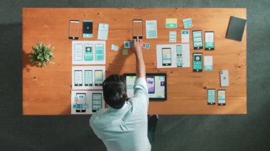 Akıllı yöneticinin üst görünümü Ux Ui tasarımı için simge seçin veya seçin ve yazılım geliştirme planı veya cep telefonu arayüzü ekranıyla karşılaştırın. Kablolu prototip tasarımını seçen geliştirici. Cemaat.