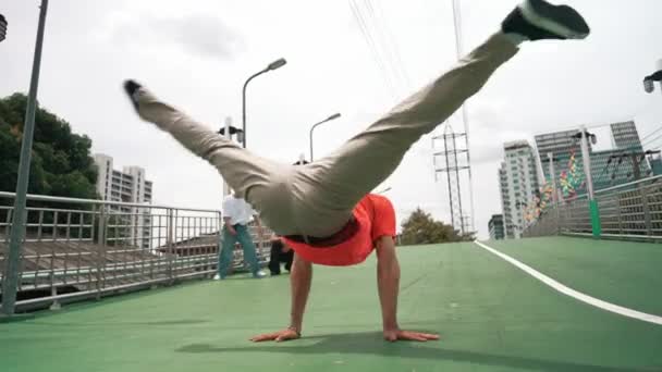 Jovens Hipster Felizes Realizar Break Dance Passo Com Amigo Movendo — Vídeo de Stock