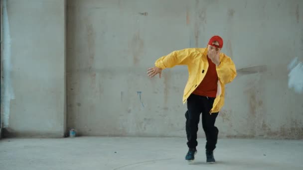 Kaukasische Hipster Shows Voetstappen Oefenen Straat Stedelijke Stad Jonge Stijlvolle — Stockvideo