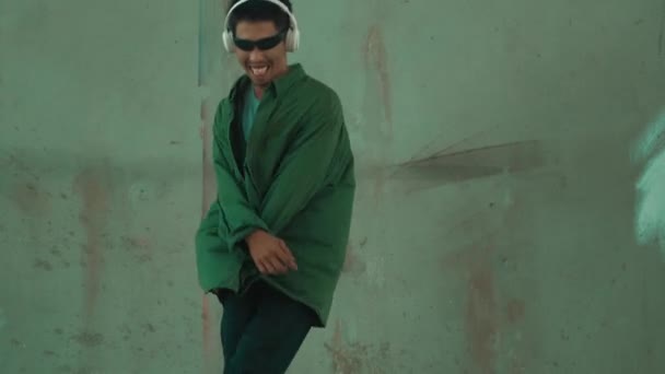 Hipster Nosí Sluchátka Zatímco Poslouchá Hip Hop City Street Pouliční — Stock video